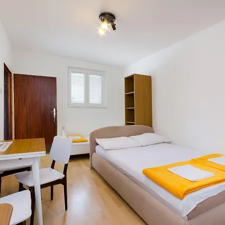 Idyllisches Studio-apartment In Der Altstadt Mit Privatparkplatz Und 400 Meter Zum * ツリクヴェニツァ