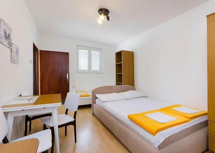 Idyllisches Studio-apartment In Der Altstadt Mit Privatparkplatz Und 400 Meter Zum * ツリクヴェニツァ